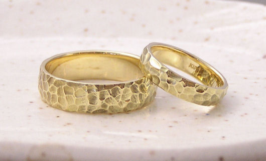槌目模様の結婚指輪