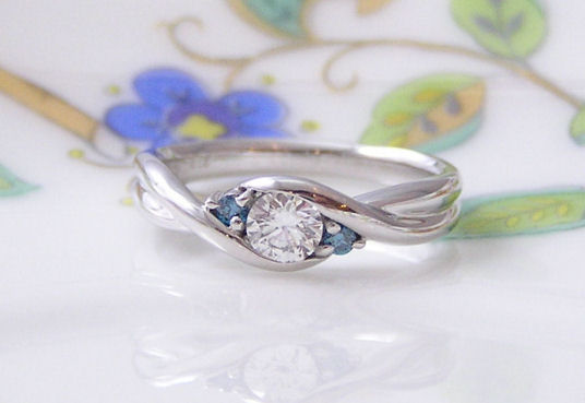 ブルーダイヤモンドの婚約指輪